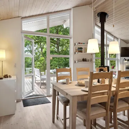 Three-bedroom With A Fireplace 08 Feriehus