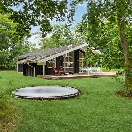 Дом отдыха Three-bedroom With A Fireplace 08